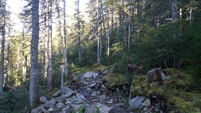 Sentier en direction du mont Xalibu