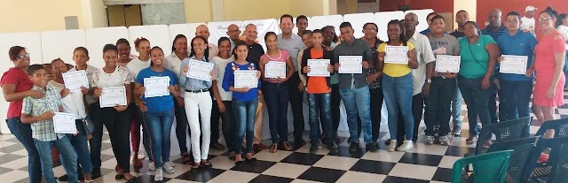 Director de Desarrollo Fronterizo entrega becas a estudiantes de escasos recursos en ITESIL-Dajabón