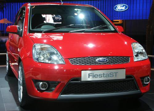 RED FORD FIESTA