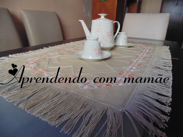 centro de mesa em ponto reto, centrinho de mesa com franjas, hardanger, ponto reto, ponto ajour, ponto atrás inclinado, toalha para chá, acrilex, cânhamo grosso döhler, döhler, gráfico de hardanger, gráfico, toalha, toalha de mesa, termolina leitosa acrilex 