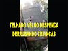 VIDEO: Ao tentarem pegar pipa crianças despenca de um telhado velho 