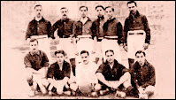 F. C. BARCELONA - Barcelona, España - Temporada 1905-06 - Marial, Bru, Grau, Méndez, Peris, Amechazurra; Forns, Wallace, Solá, Quirante y Gil - En esta temporada el Barsa pierde 10-1 en Bilbao y gana 5-2 al Madrid. Gana la Copa Salud, pero es desposeído del título porque dos jugadores no van bien uniformados