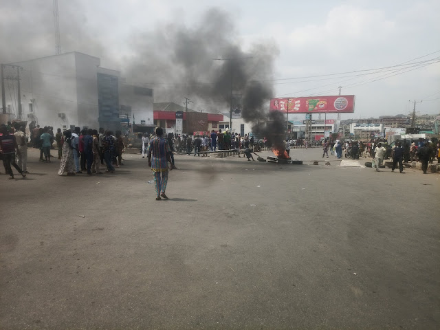 BREAKING: Protest rocks Iwo Road, Ibadan over Scarcity of New Naira Notes & Fuel (Video)