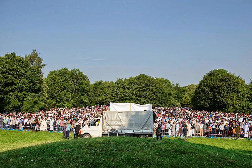 NURU THE LIGHT: MUSLIMS GATHERED IN ROSENGÅRD,MALMÖ TO 