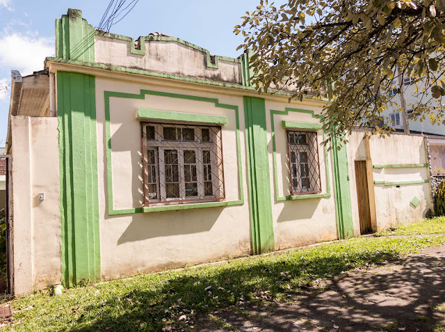 Casa de madeira, fachada de material