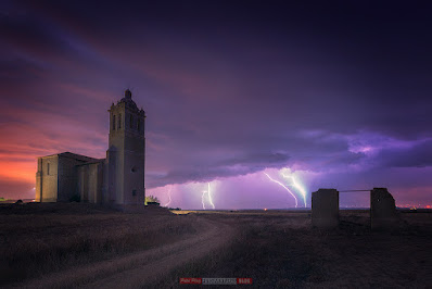 tormenta eléctrica sobre la iglesia de Baquerín de Campos en Palencia con un amenazante cielo nocturno
