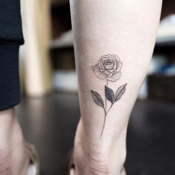 Mini tatuagens femininas para os tornozelos 