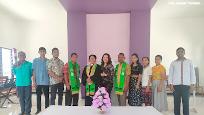 Foto Pdt. Hotty Lehimay, S.Th bersama Majelis Mata Jemaat Sion Oelii - Jemaat Tubutuan usai Kebaktian 