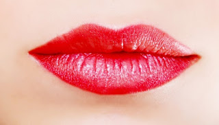 cara memerahkan bibir lipstik