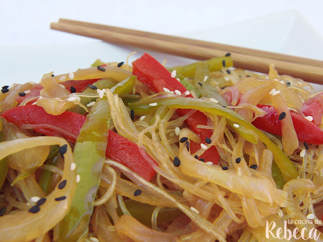 Glass noodles con verduras y sésamo