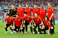 Selección de ESPAÑA - Temporada 2007-08 - Casillas, Marchena, Sergio Ramos, Capdevila, Marcos Senna y Fernando Torres; Silva, Xavi, Villa, Iniesta y Puyol - ITALIA 0, ESPAÑA 0 - España gana por penaltys: 4 (Villa, Cazorla, Senna y Cesc) a 2 (Grosso y Camoranesi) - 22/06/2008 - Eurocopa de Austria y Suiza 2008, cuartos de final - Viena, estadio Ernst Happel - Alineación: Casillas; Sergio Ramos, Puyol, Marchena, Capdevila; Senna; Iniesta (Cesc, 59'), Xavi (Cazorla, 60'), Silva; Fernando Torres (Dani Güiza, 84') y Villa