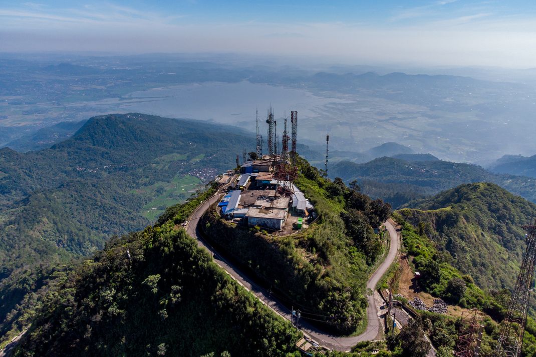 Rawa Pening terlihat dari Puncak Telomoyo