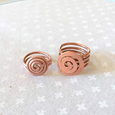 free instructions how to dome a copper wire ring - tutorial by Lisa Yang