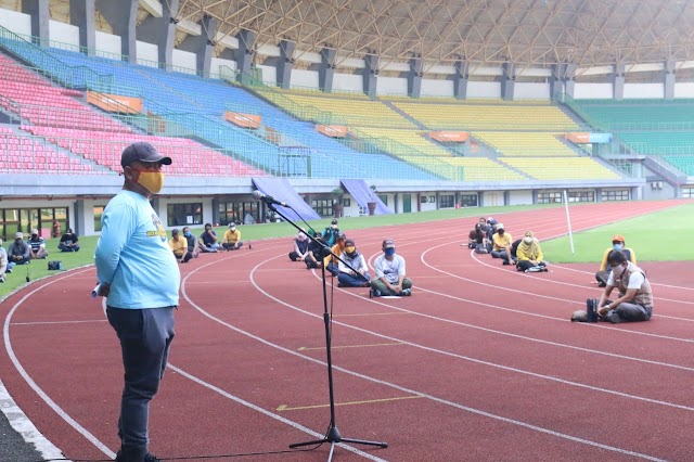 Walikota Bekasi Pimpin Apel Evaluasi PSBB di GOR Patriot Chandrabaga