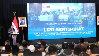Pemerintah Serahkan 1.120 Sertipikat Tanah untuk Transmigran di Sukabumi, Wamen Ossy: Ini Pengakuan Negara