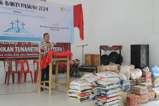 General Manager PLN UID Sumatera Utara memberikan sambutan dalam penyerahan bantuan sembako, peralatan elektronik dan santunan di YAPENTRA (istimewa)