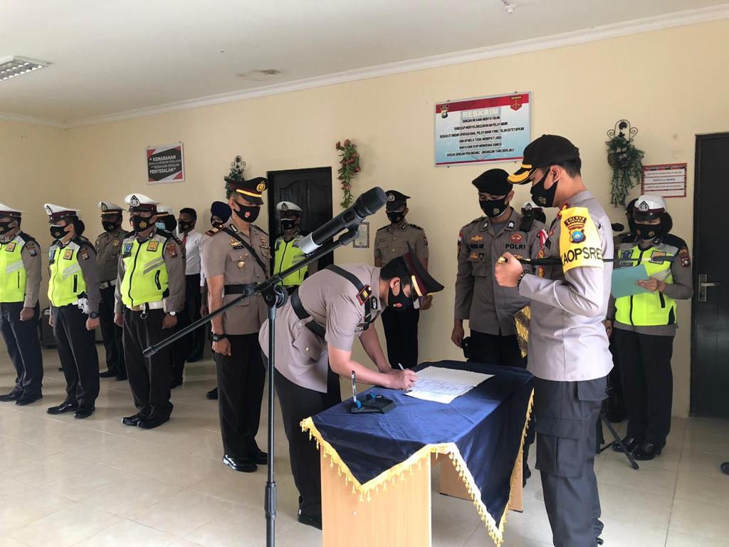 Kapolres Bintan Memimpin Upacara Serah Terimah Jabatan Kasat Lantas Polres Bintan