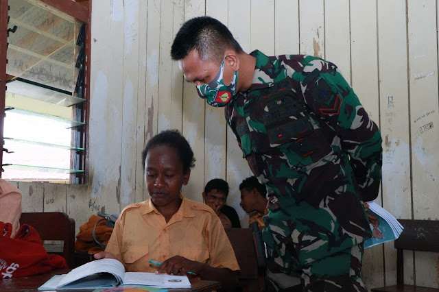 Peduli Pendidikan, Prajurit TNI Yonif 403/WP Menjadi Guru Penggerak di Perbatasan RI-PNG.