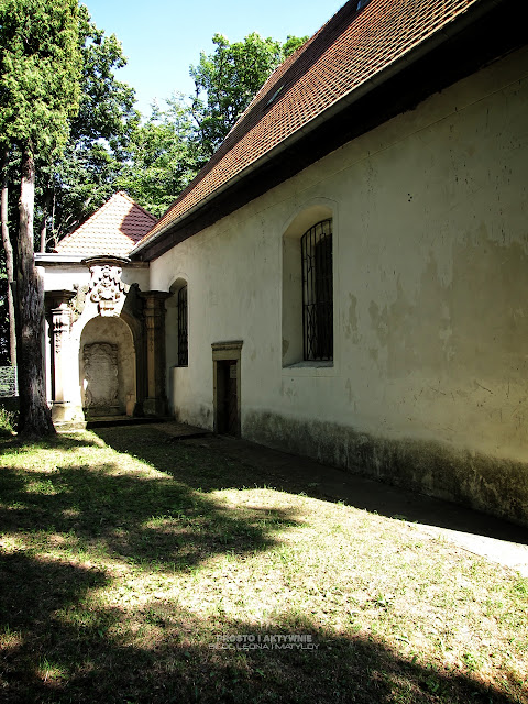 Poniżej ruin zamku znajduje się maleńki kościółek zbudowany wg legendy przez św. Jadwigę