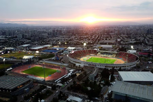 Vista aérea del complejo del Estadio Nacional al atardecer