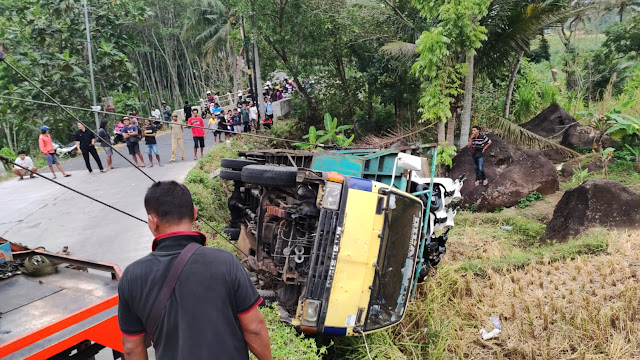 Laka Tunggal di Jalan Raya Suruh - Karanggede, Truk Muatan Sepeda Motor Masuk Sawah