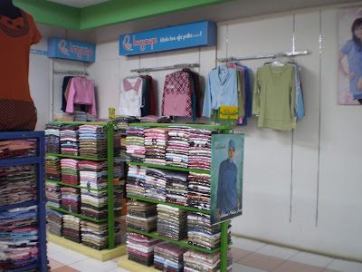 +Foto gambar contoh rak stok baju atau rak stok pakaian di toko busana
