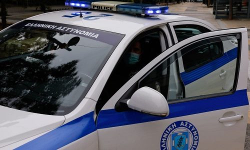 Από αστυνομικούς του Τμήματος Άμεσης Δράσης Ιωαννίνων συνελήφθη ημεδαπός, ο οποίος κατηγορείται για προσβολή γενετήσιας αξιοπρέπειας.