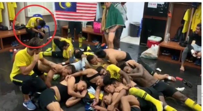 Di Sebalik Kegembiraan Pasukan Harimau Malaya Meraikan Kemenangan Di Blik Persalinan, Kelihatan Syahmi Sdang Bersedih Di Belakang.