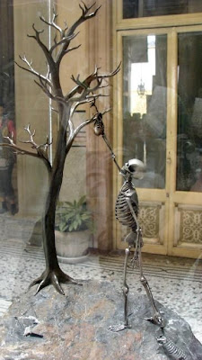 Skeleton Sculptures Seen On www.coolpicturegallery.net