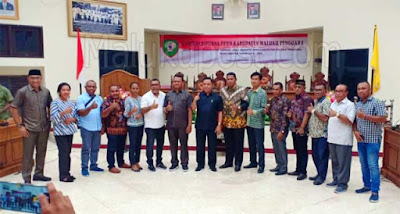 Langgur, Malukupost.com - Rapat Paripurna Dalam Rangka Penutupan Tahun Sidang Ketiga dan Pelepasan Anggota DPRD Kabupaten Maluku Tenggara (Malra) Periode 2014-2019, digelar di Ruang Sidang Utama, Kamis (31/10). Berdasarkan pantauan, Rapat Paripurna tersebut dihadiri oleh sejumlah anggota DPRD setempat tersebut dipimpin langsung oleh Ketua DPRD, S. Thedeus A. Welerubun, didampingi wakil-wakil Ketua yakni Stepanus Layanan dan Tony Tunavarny.