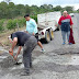 Comunidad de Santa Clara se une en esfuerzo comunitario para el bacheo de carretera