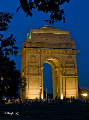 Posted by Ripple (VJ) : A late evening glace at India Gate, Delhi : Every Night Hundreds Celebrate their Indian Origin