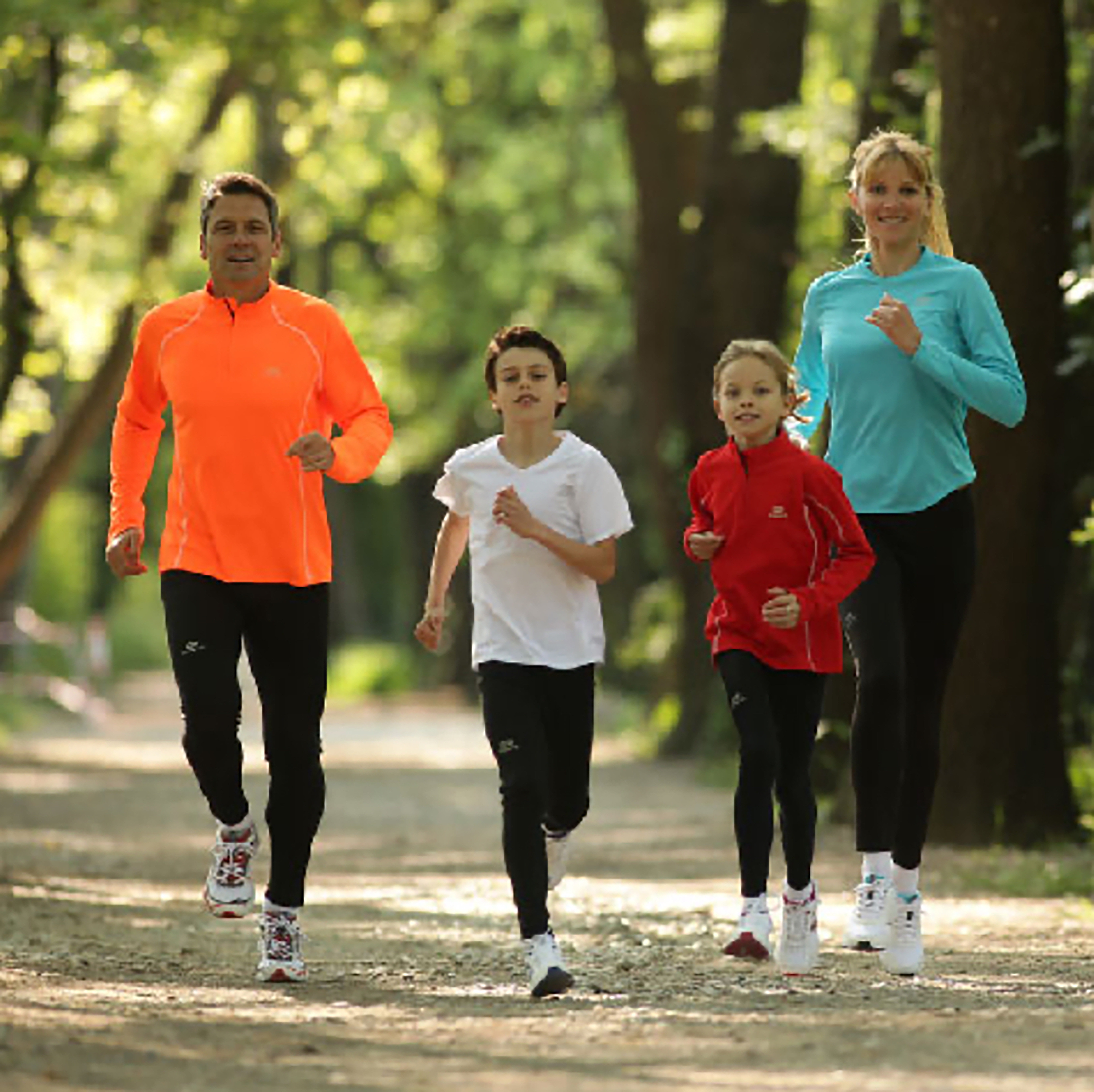 День спортивные семьи. Семья на пробежке. Спортивная семья. Семья бежит. Семья бегает.