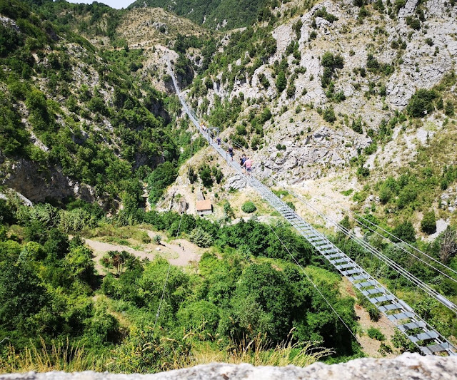 ponte sospeso monti verdi