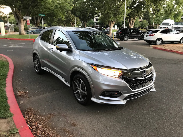 Front 3/4 view of 2019 Honda HR-V AWD Touring