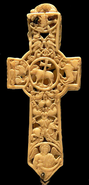 Реликварий XI века из моржовой кости в Музее Виктории и Альберта