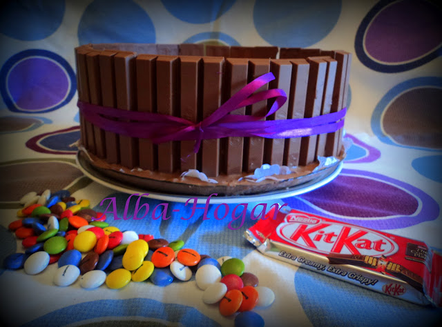 tarta de kit kat y lacasitos facil alba hogar