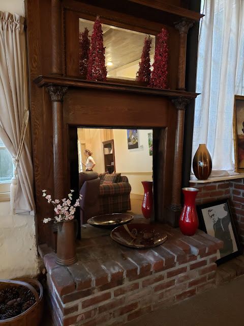 the washingto grooms lounge fireplace