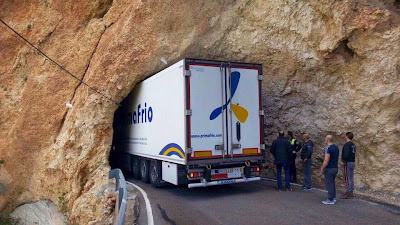 Camión, enganchado, túnel, Beceite, Beseit, Primafrío, ruedas,guardia civil, Valderrobres, pico, cavar, 