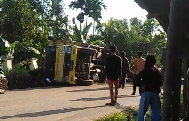 Kondisi Jalan Rusak Parah, Truk Pengangkut Sawit Terguling di Desa Tunas Baru