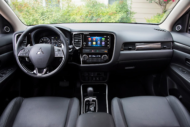 Interior view of 2017 Mitsubishi Outlander GT