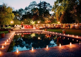 Decoración elegante para bodas con velas alrededor de piscina