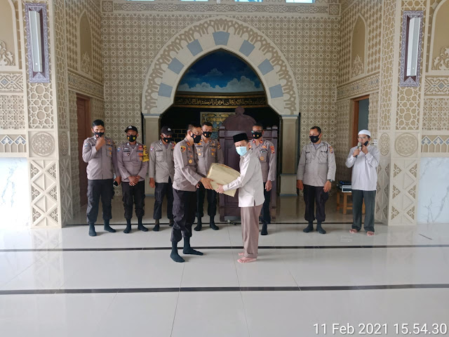 Kapolres Aceh Besar AKBP Riki Kurniawan menyerahkan tali asih berupa bingkisan yang diterima langsung oleh pimpinan Pesantren Tgk Chiek Oemar Diyan Tgk Fakhruddin Lahmuddin, saat melakukan silaturrahmi ke pesantren tersebut Kamis (11/2)  Foto Ist.