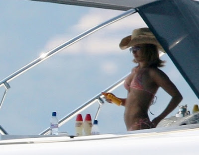 Hayden Panettiere is a hot bikini babe