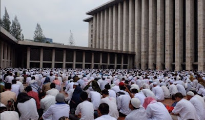 sholat jumat di jalan tak sah, benarkah ?