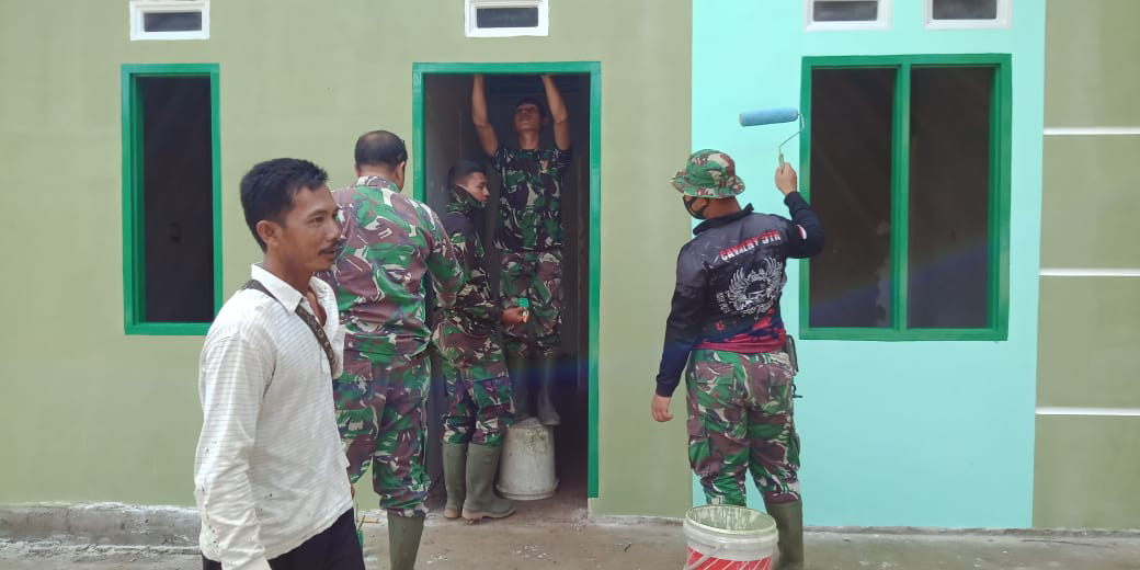 Bergotong royong Satgas Cat Rumah Kalena