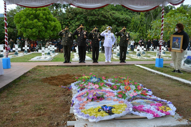 Dadi Hartanto dan Yeheskiel Katiandagho Beri Penghormatan Terakhir Wakasad Letjen TNI Herman Asaribab