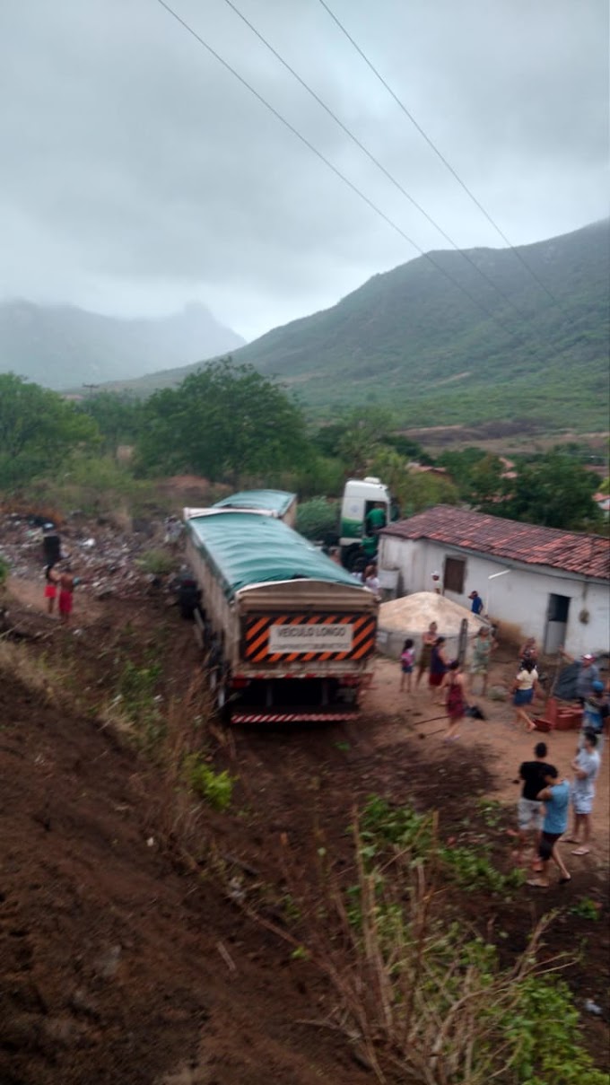 Em Itapajé, Carreta sai da pista, invade terreno e quase colide com casas