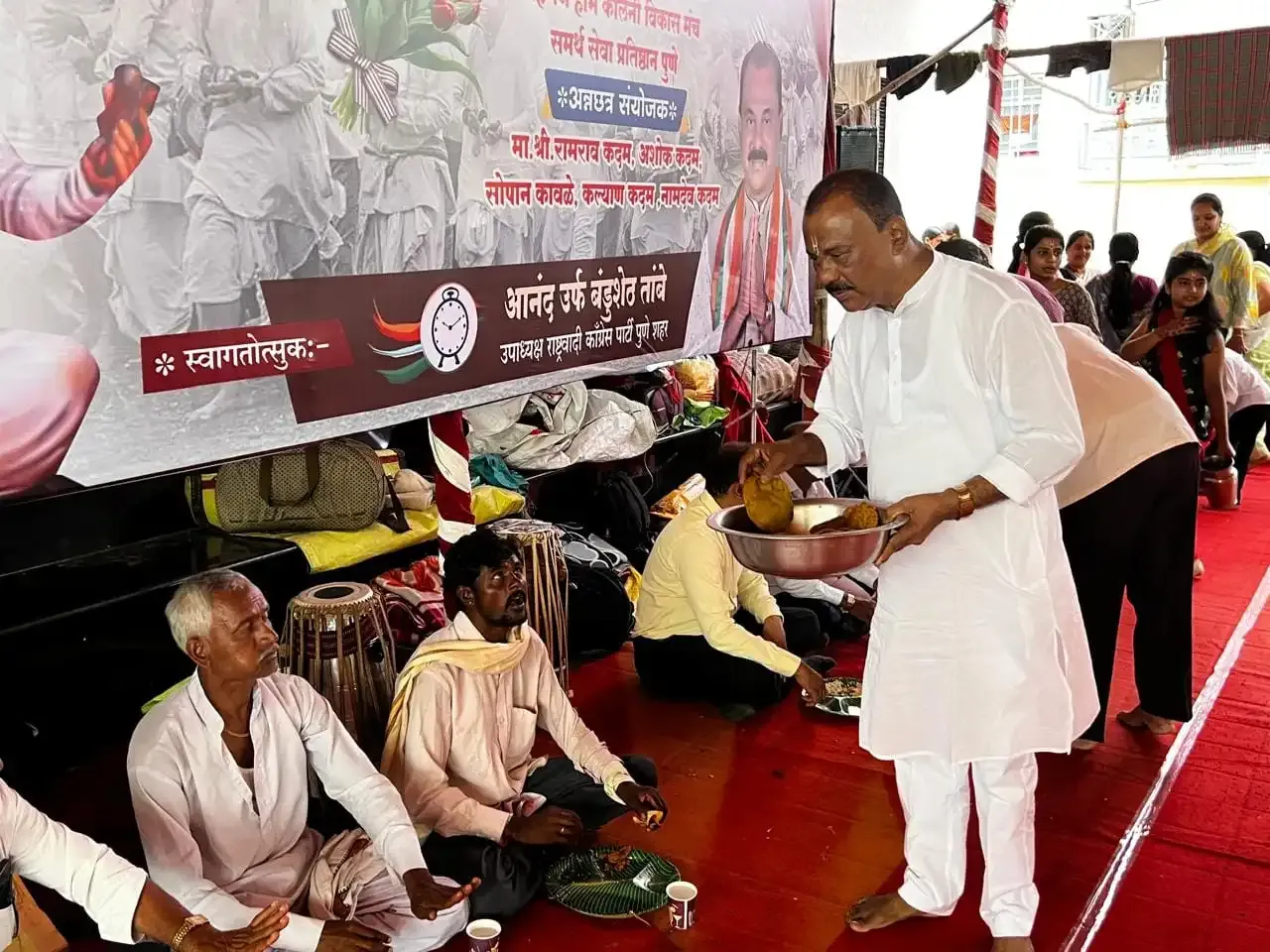 The Mandiali of the Vaishnavas rested in the Hingane Home Colony; Anand Tambe gave a respectful welcome