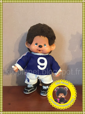 Peluche Kiki vintage portant une tenue de footballeur en excellent état